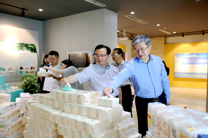 2019年 5月22日，時任浙江省社會組織綜合黨委專職副書記、省民政廳社會組織管理局局長蔡國華蒞臨景興紙業(yè)調研企業(yè)發(fā)展情況和黨建工作