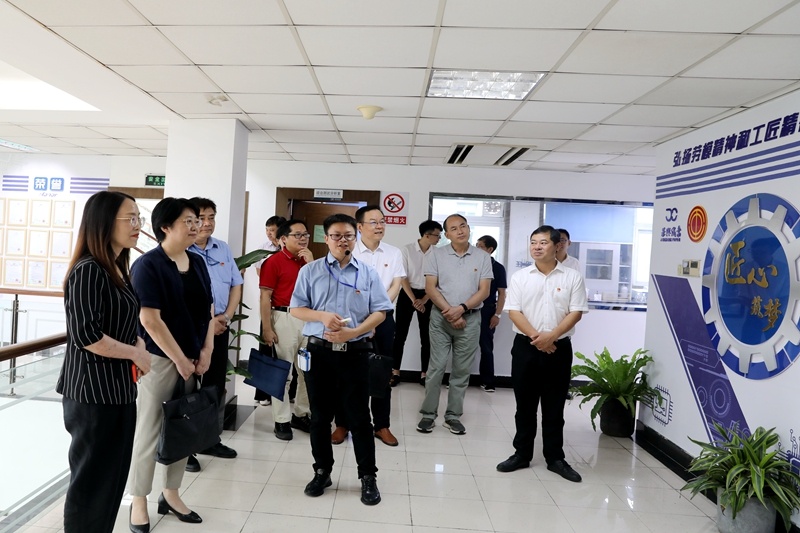 2020年7月14日，時任浙江省總工會黨組成員、副主席張衛(wèi)華一行蒞臨景興紙業(yè)調研推進新時代產業(yè)工人隊伍建設改革工作